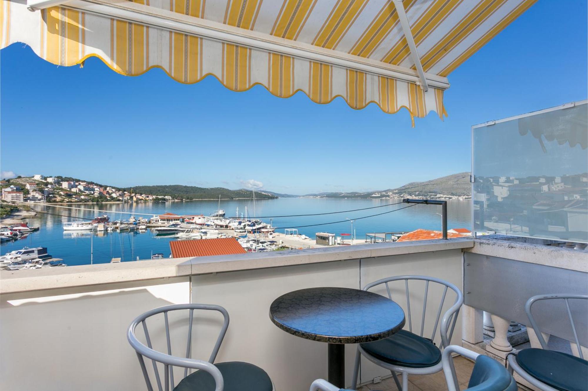 Seaside Apartments With A Swimming Pool Okrug Gornji, Ciovo - 11374 Trogir Zewnętrze zdjęcie